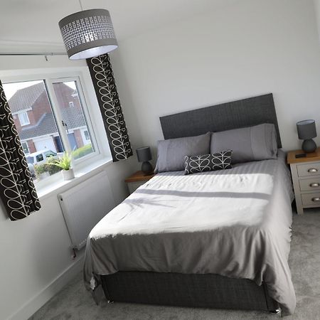 Modern, Two Double Bedroom House With Free Parking Chepstow Bagian luar foto