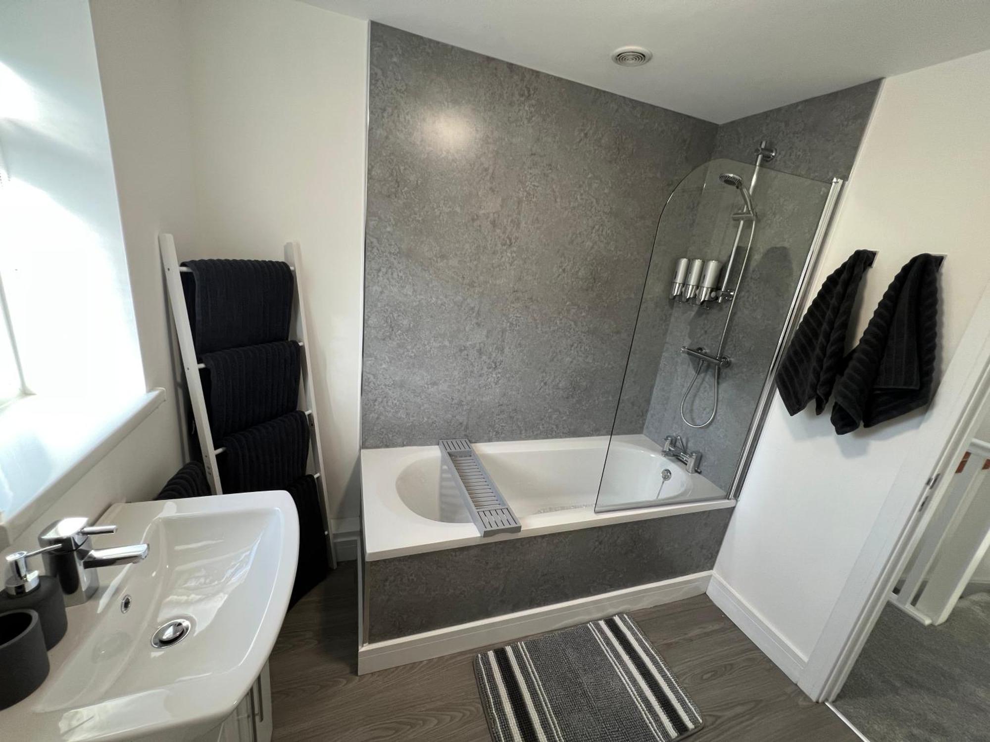 Modern, Two Double Bedroom House With Free Parking Chepstow Bagian luar foto