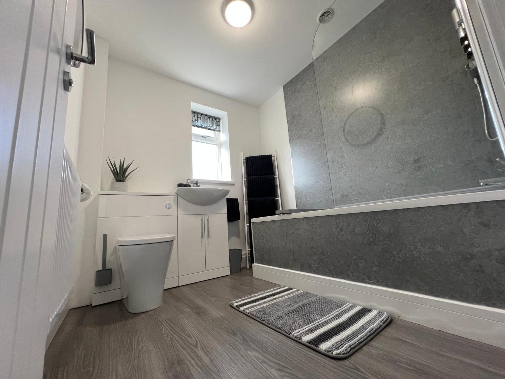 Modern, Two Double Bedroom House With Free Parking Chepstow Bagian luar foto