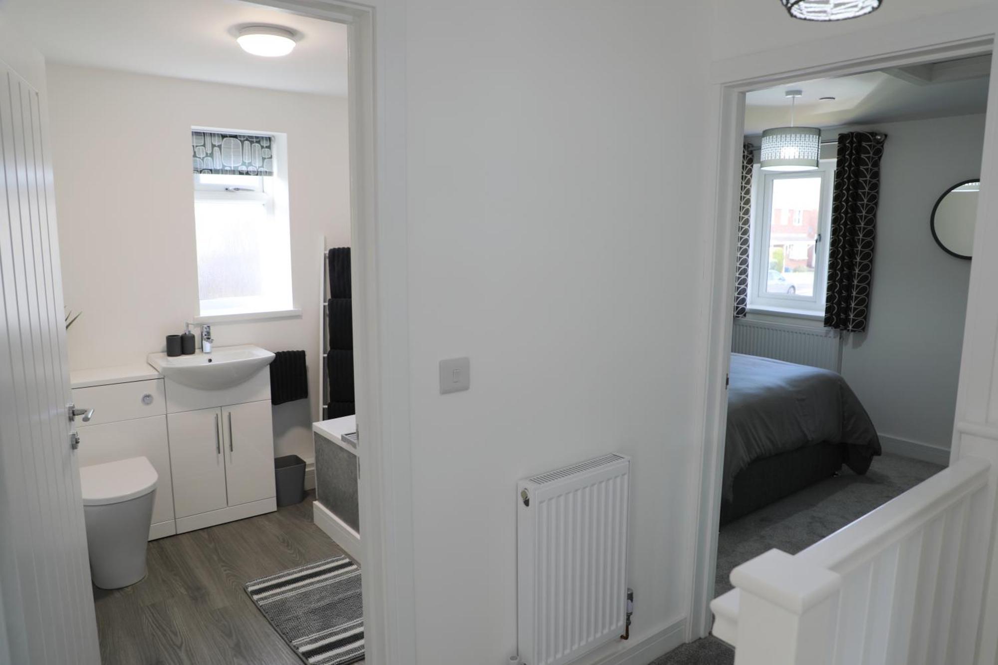 Modern, Two Double Bedroom House With Free Parking Chepstow Bagian luar foto
